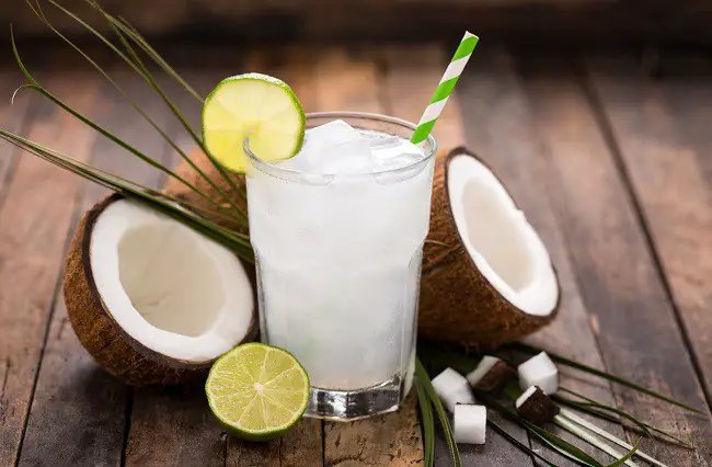 agua de coco con limon y apio para aumentar tu metabolismo
