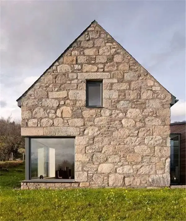 casa de piedra local construida con bajo costo
