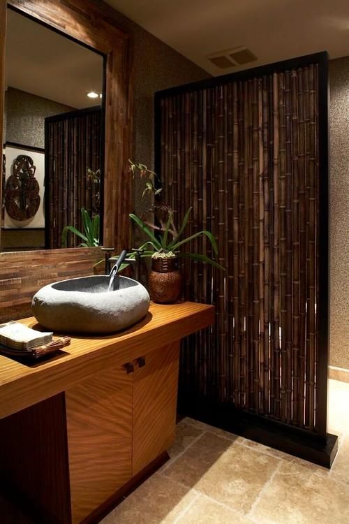 Baño decorado con bambú