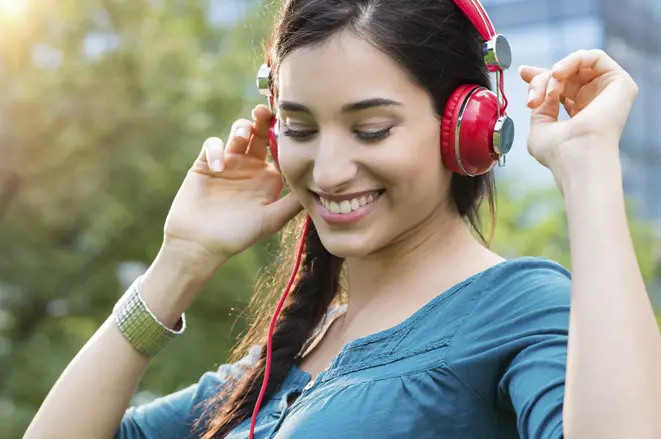mujer escuchando música alegre