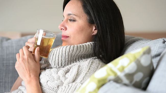 mujer bebiendo un té para controlar la ansiedad
