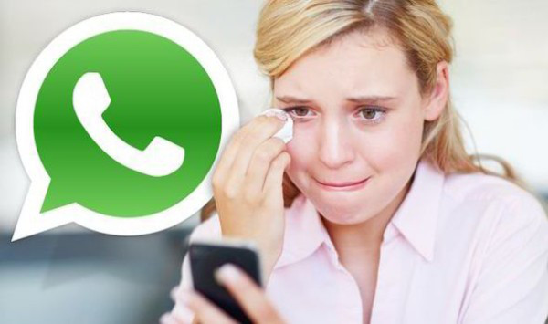 mujer que llora por whatsapp
