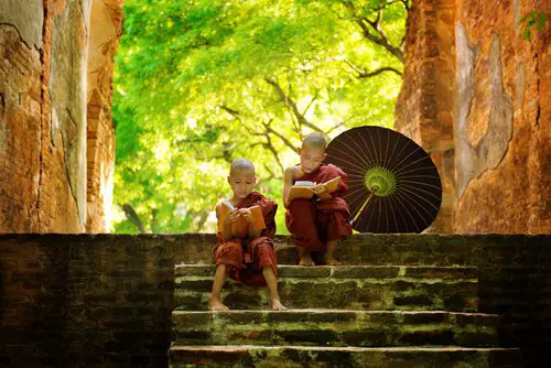 niños budistas reflexionando 