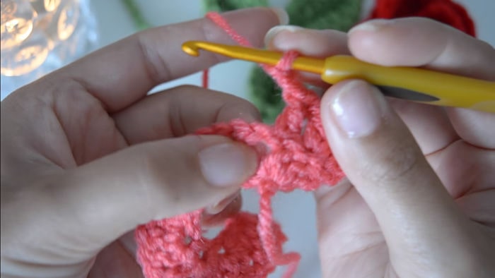 Te enseñamos cómo tejer una rosa de crochet 10