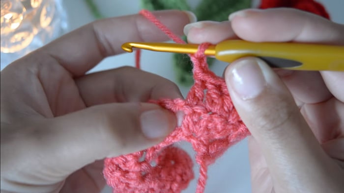 Te enseñamos cómo tejer una rosa de crochet 11