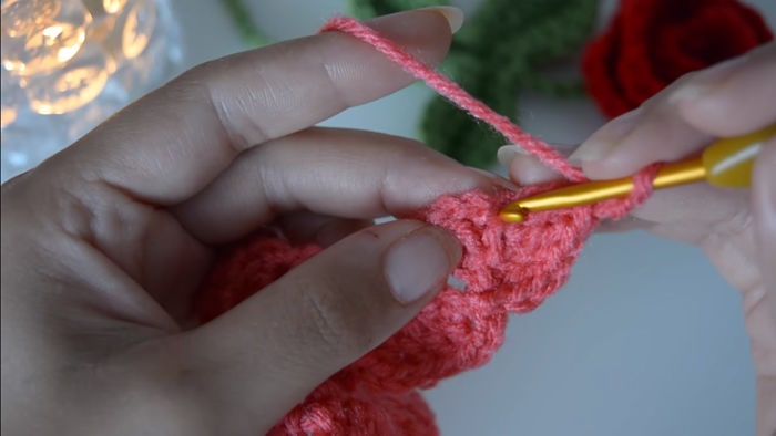 Te enseñamos cómo tejer una rosa de crochet 12