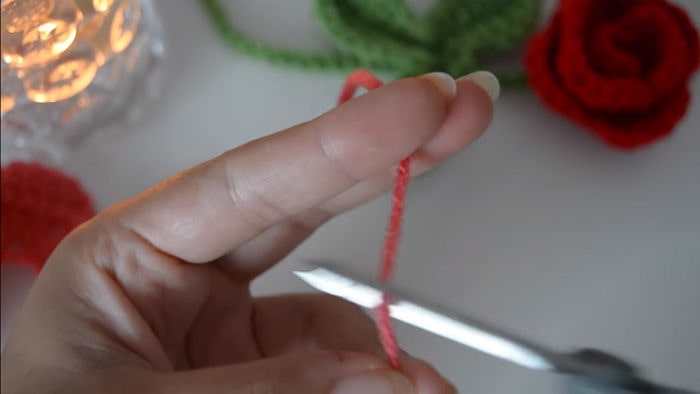 Te enseñamos cómo tejer una rosa de crochet 13
