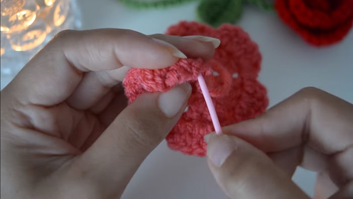 Te enseñamos cómo tejer una rosa de crochet 14
