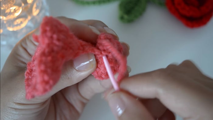 Te enseñamos cómo tejer una rosa de crochet 15