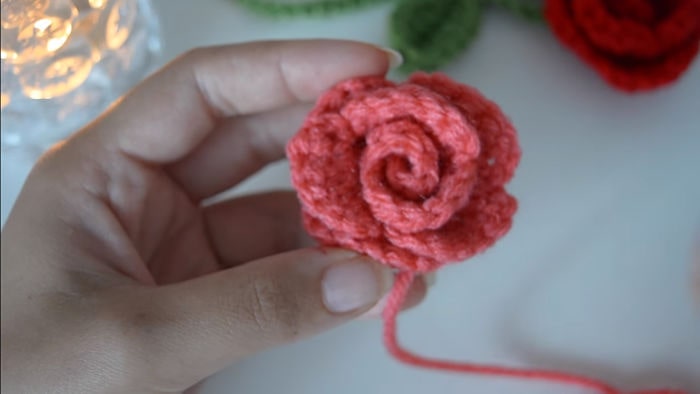 Te enseñamos cómo tejer una rosa de crochet 17