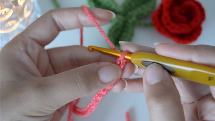 Te enseñamos cómo tejer una rosa de crochet 3