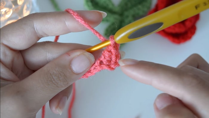 Te enseñamos cómo tejer una rosa de crochet 4