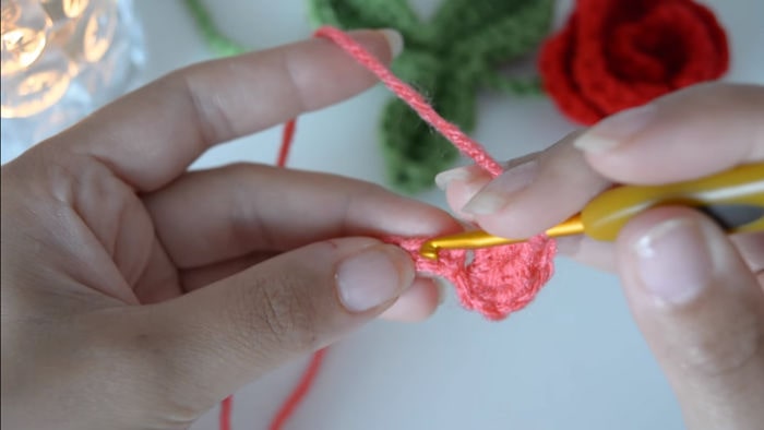 Te enseñamos cómo tejer una rosa de crochet 5