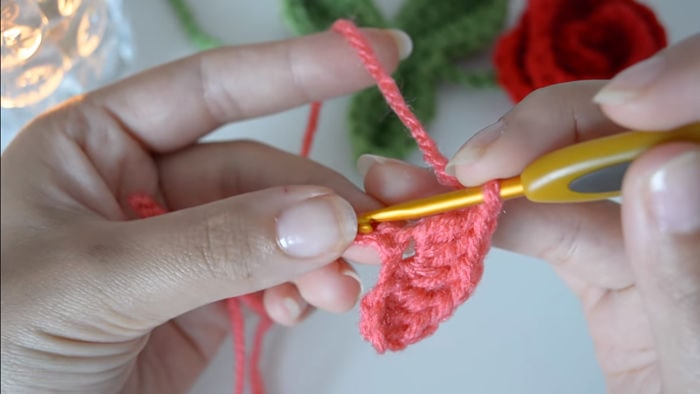 Te enseñamos cómo tejer una rosa de crochet 6