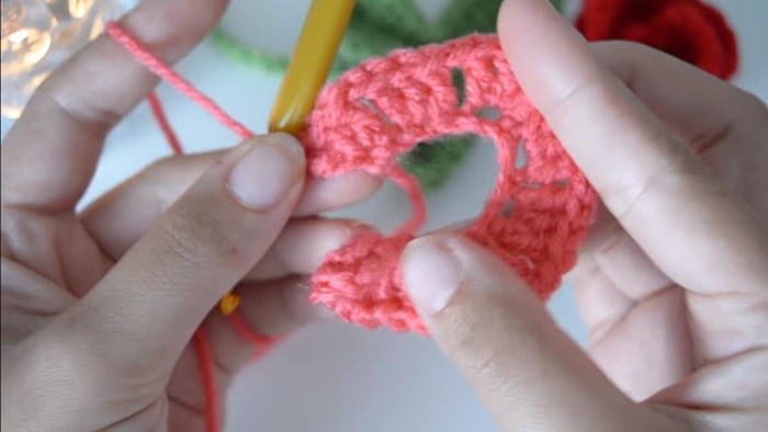 Te enseñamos cómo tejer una rosa de crochet 7