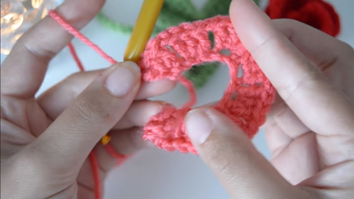 Te enseñamos cómo tejer una rosa de crochet 7
