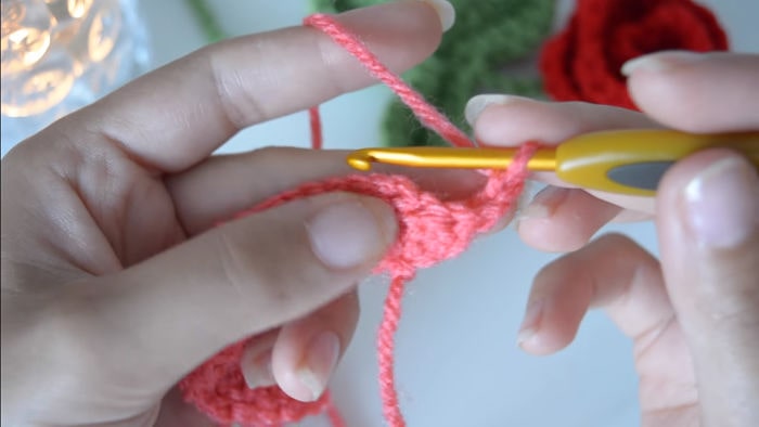 Te enseñamos cómo tejer una rosa de crochet 8