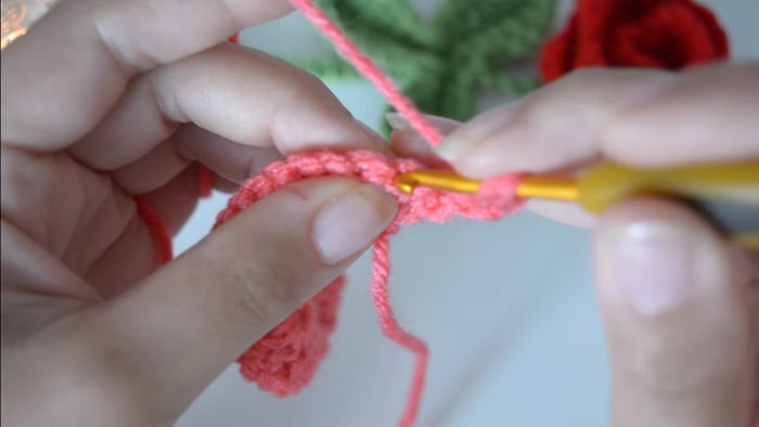 Te enseñamos cómo tejer una rosa de crochet 9