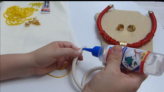 Realiza un hermoso collar con cuentas mostacilla 3