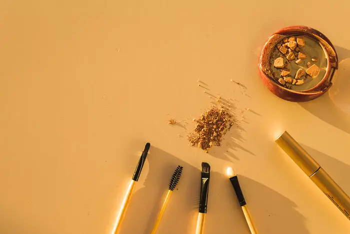 Cómo reparar una sombra de ojos que se ha roto