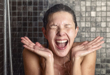 Los asombrosos beneficios de una ducha fría