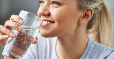 Beber suficiente agua aumenta nuestro bienestar y mejora nuestro humor