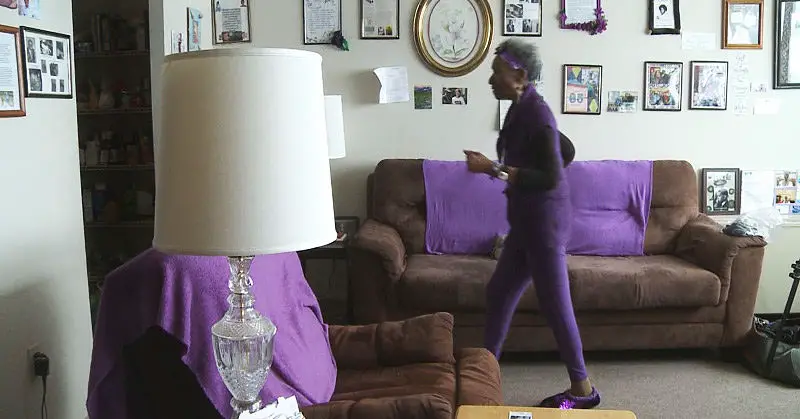 Mujer pierde peso caminando en la sala de su casa