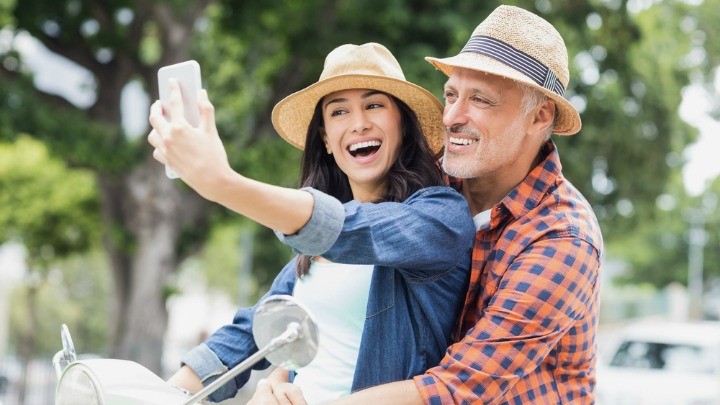 Un hombre y una mujer tomándose una foto