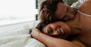 Mujer madura disfrutando la intimidad con su pareja