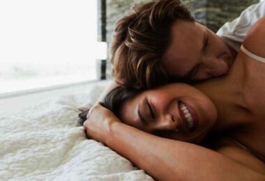 Mujer madura disfrutando la intimidad con su pareja