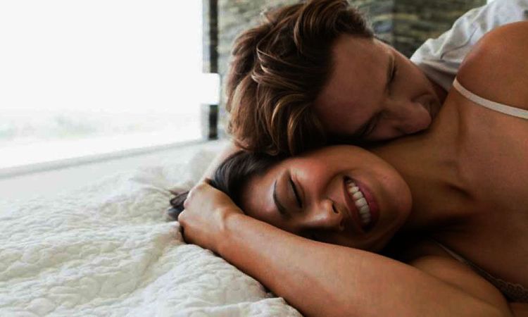Mujer madura disfrutando la intimidad con su pareja