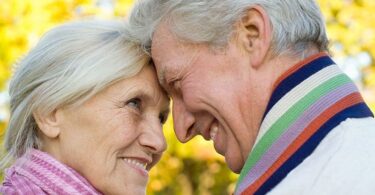 Pareja de adultos de más de 60 años que tienen una vida sexualmente activa