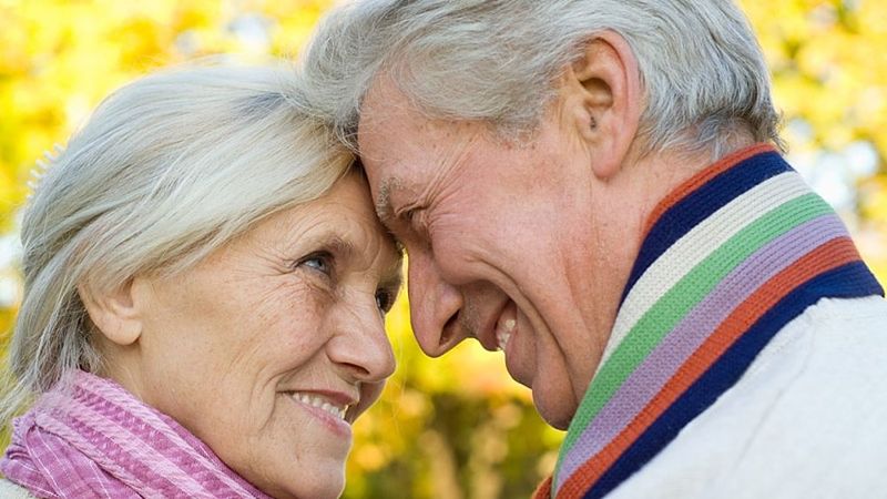 Pareja de adultos de más de 60 años que tienen una vida sexualmente activa