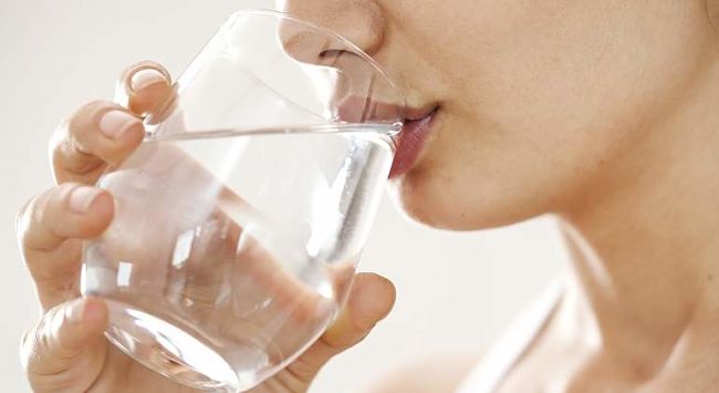 Mujer con mucha sed por diabetes