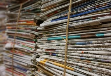 Periódicos apilados para poder elaborar papel reciclado con ellos
