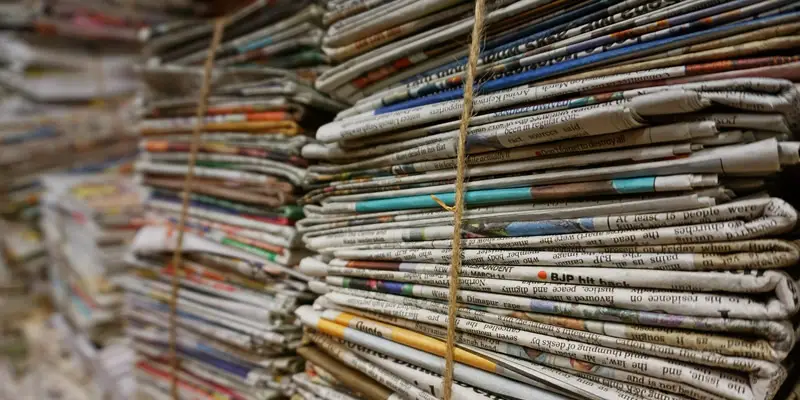 Periódicos apilados para poder elaborar papel reciclado con ellos