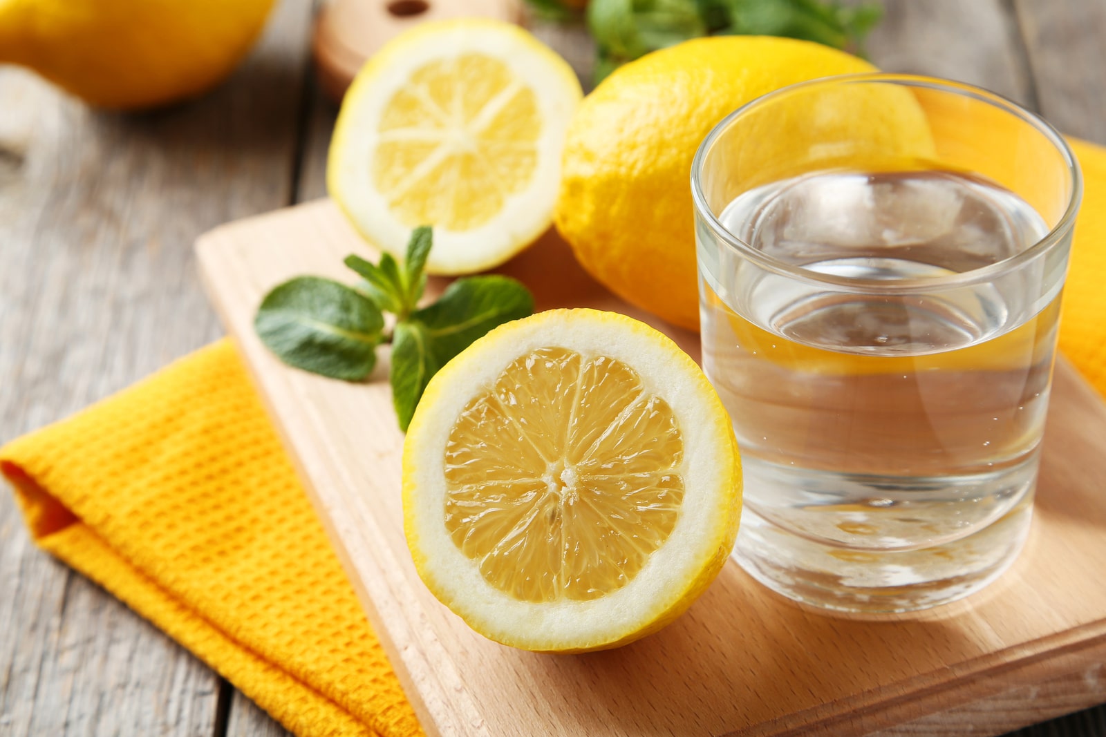 Agua conlimón por la mañana