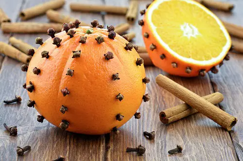 clavo de olor aceite con naranjas beneficios