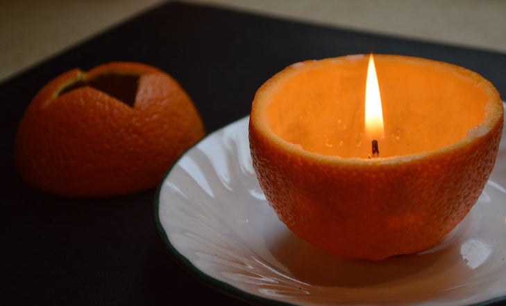 velas con cáscaras de naranja