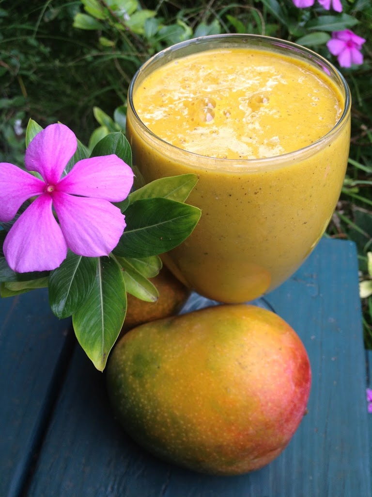 Un delicioso desayuno nutritivo con mangos y plátanos