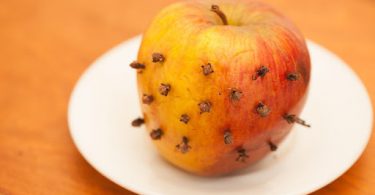 Manzana con clavos para deshacerse de las moscas