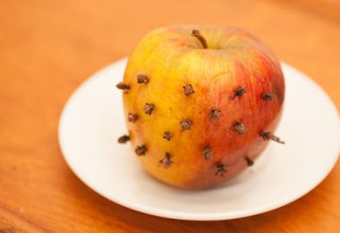 Manzana con clavos para deshacerse de las moscas