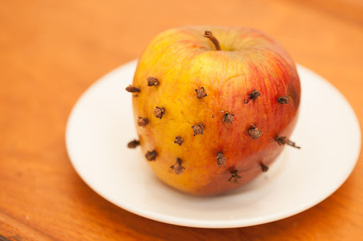 Manzana con clavos para deshacerse de las moscas