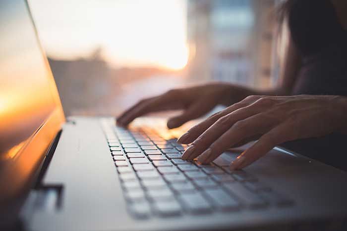 Peligro de las bacterias sobre el teclado de la computadora