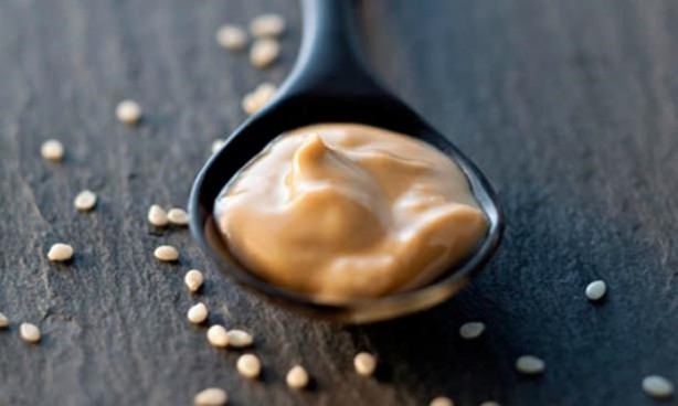 Una cucharada de tahini para incorporar a las comidas