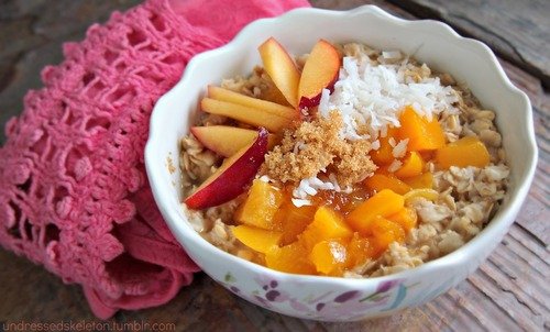 Una receta con avena y frutas para el desayuno