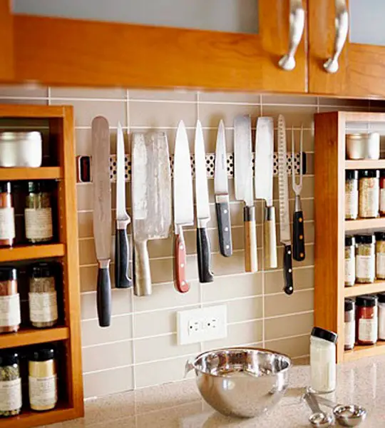 ahorrar espacio en la cocina con especieros altos
