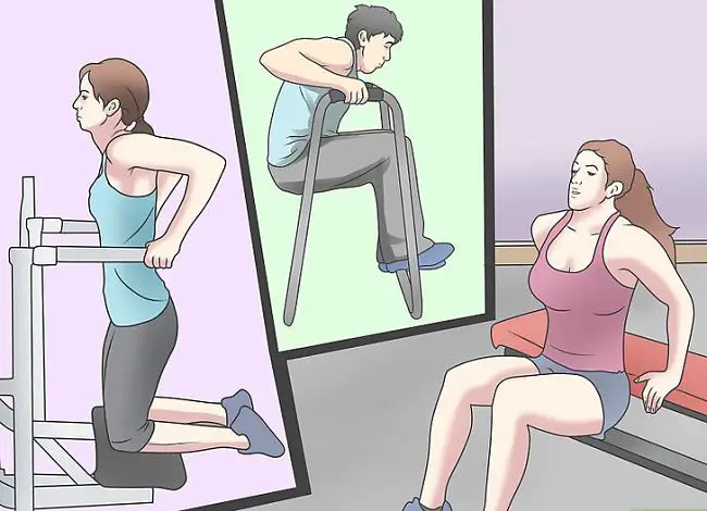 Este ejercicio de flexiones se puede realizar utilizando una banca o una silla