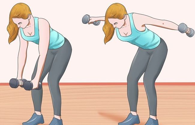 mujer que trabaja los músculos de la espalda y los hombros con mancuernas livianas