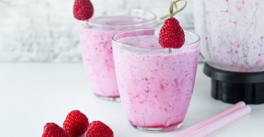 Un poderoso batido de semillas de chia y fresas